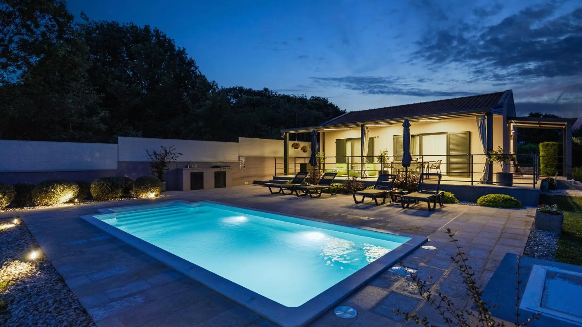 Villa Jolanda For 4 People Near Rovinj With Kids Playground & Large Garden - Only 850 M From Beach